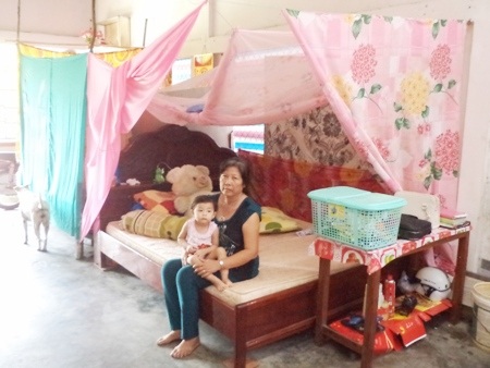 Gia đình bà Vân kê tạm chổ ngủ ở phía sân vì bên trong nhà rất nguy hiểm.