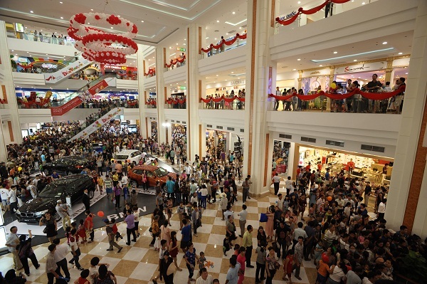 Khách đến mua sắm và tham quan trong ngày khai trương