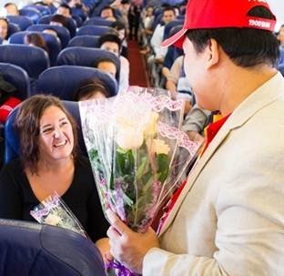 Nữ khách bất ngờ vì được Vietjet tặng hoa hồng trong ngày 20/10 - 1 Nụ cười rạng rỡ của hành khách nữ khi nhận hoa hồng từ đại diện Vietjet