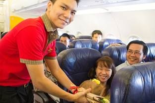 Nữ khách bất ngờ vì được Vietjet tặng hoa hồng trong ngày 20/10 - 2 Hành khách“Cười tít mắt”với quà tặng bất ngờ từ Vietjet