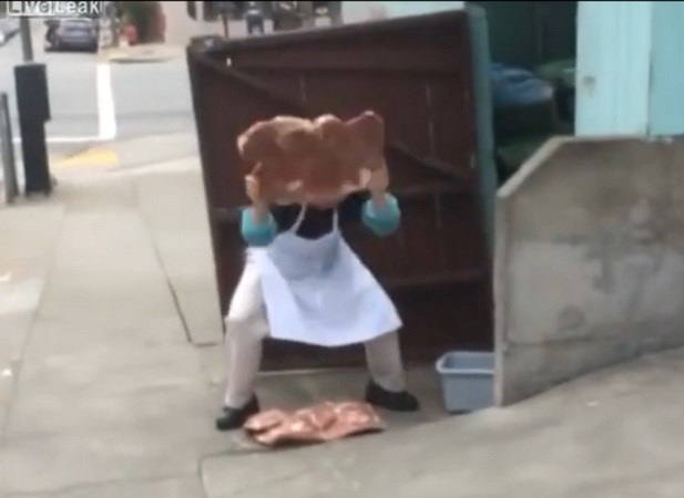 Cách rã đông thịt có một không hai của một nhà hàng Trung Quốc. (Nguồn: Youtube)