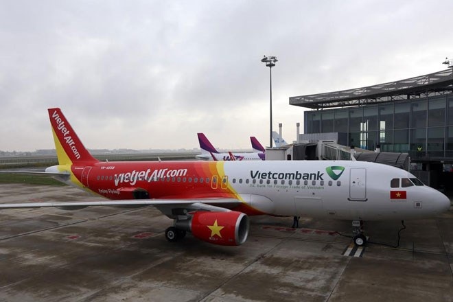 Nghĩ về những “đường cao tốc” trên không - 1 Máy bay A320 của Hãng Vietjet chuẩn bị cất cánh về Việt Nam. Ảnh Vietnamnet