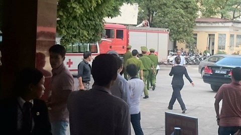 Phúc thẩm "bầu" Kiên: Một người ngất xỉu phải cấp cứu - 5 Và đưa thẳng lên xe cứu thương đợi sẵn