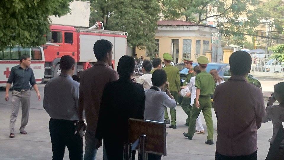 Phúc thẩm "bầu" Kiên: Một người ngất xỉu phải cấp cứu - 4 Phúc thẩm “bầu” Kiên: Một người bất ngờ phải đi cấp cứu bằng cáng