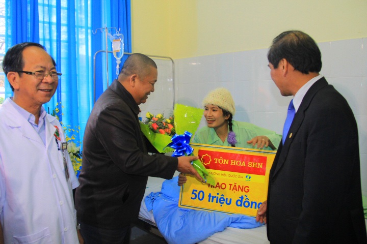 Ông Lê Phước Vũ tặng quà cho 12 công nhân mắc kẹt trong vụ sập hầm - 1 Niềm vui của các công nhân khi nhận được đóa hoa chúc mừng và món quà của Tập đoàn Hoa Sen