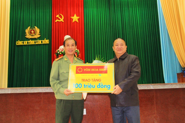 Ông Lê Phước Vũ tặng quà cho 12 công nhân mắc kẹt trong vụ sập hầm - 2 Đại diện Công an tỉnh Lâm Đồng tiếp nhận món quà mà ông Lê Phước Vũ trao tặng