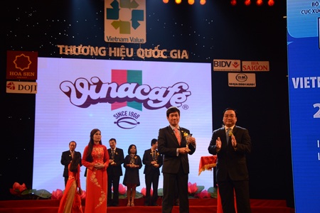 Vinacafe - Thương hiệu Quốc gia: Giá trị di sản, nguyên bản, đậm chất Việt - 1 Vinacafe nhận cúp Thương hiệu Quốc gia 2014 do Phó Thủ tướng Hoàng Trung Hải trao tặng