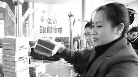 Tạo niềm tin VNĐ để người dân gửi tiền dài hạn. Ảnh: Như Ý.