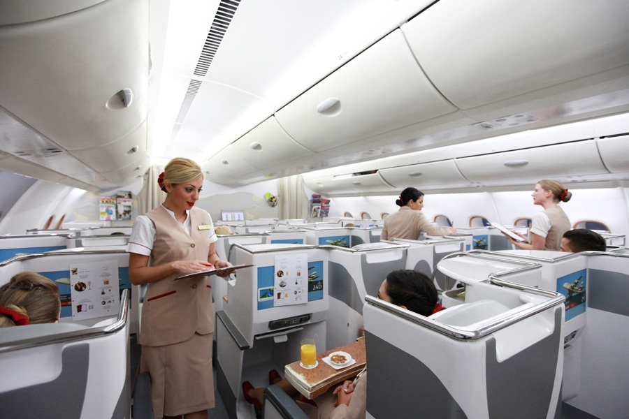 Mục sở thị “lò luyện” tiếp viên của hãng hàng không Emirates - 8 Các tiếp viên cũng học cách xử lý khi có sự cố hỏa hoạn trên máy bay