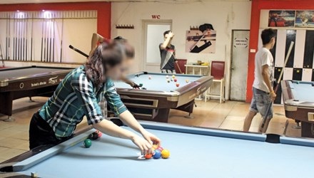 Sập bẫy bán hàng đa cấp - 1 Nguyễn Thị Hoài đang làm thêm ở quán bi-a lấy tiền trả nợ cho tiệm cầm đồ. Ảnh: Quang Lộc.