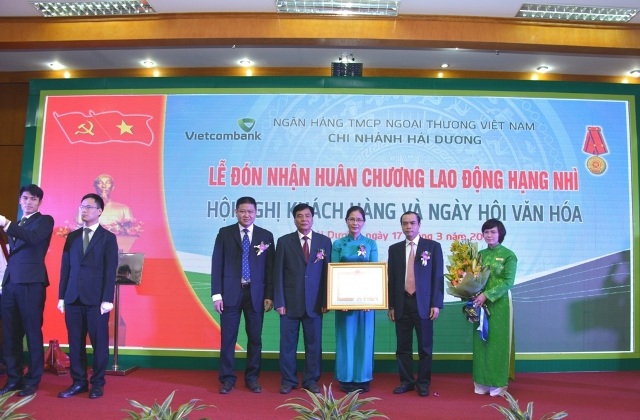 Vietcombank Hải Dương đón nhận Huân chương Lao động Hạng Nhì