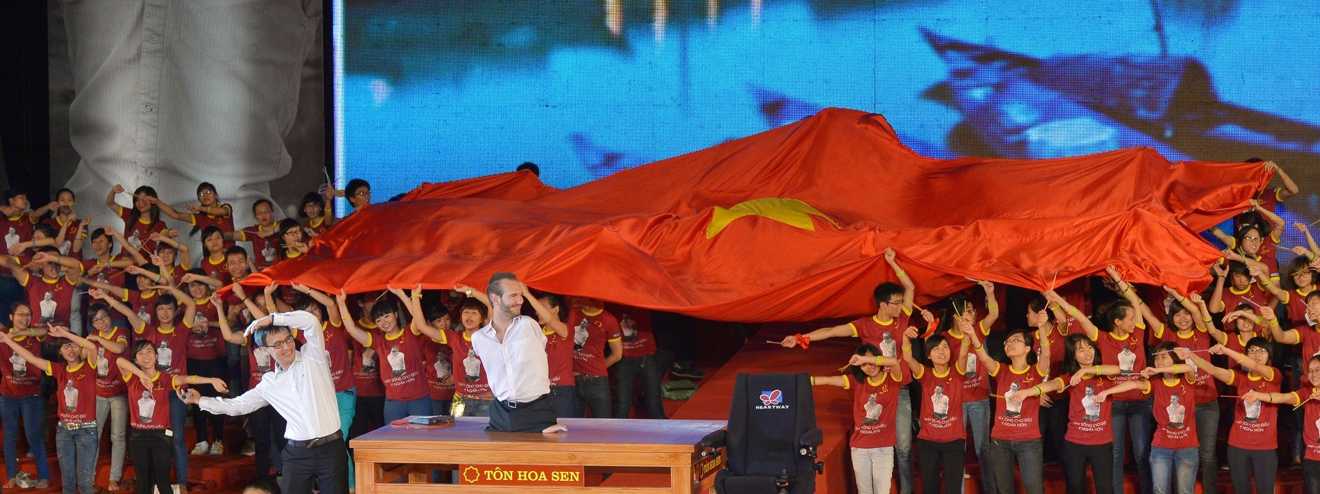 Chàng trai không tay, không chân Nick Vujicic bất ngờ trở lại Việt Nam - 2 Nick Vujicic gây ấn tượng tốt với những người khuyết tật và bạn trẻ Việt Nam