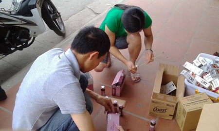 Bát nháo thị trường hàng xách tay - 1 Hàng xách tay bày bán trên đường