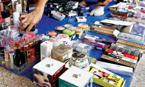 Mỹ phẩm giả được bày bán tràn lan