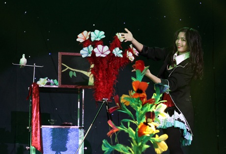 Nguyễn Kiều Ly biểu diễn tiết mục ảo thuật đã đem lại cho cô giải Hoa khôi tài năng.