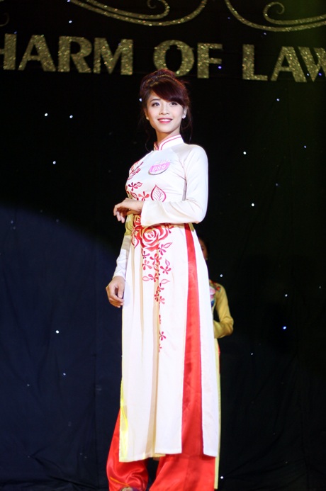 Miss bình chọn Trần Hồng Ngọc Diệp duyên dáng trong tà áo dài truyền thống