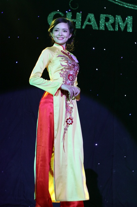 Miss bình chọn Trần Hồng Ngọc Diệp duyên dáng trong tà áo dài truyền thống