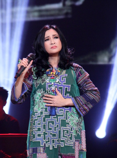 Biểu cảm của Thanh Lam khi hát ca khúc của cha