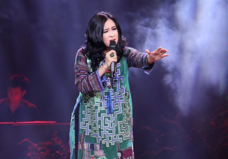 Biểu cảm của Thanh Lam khi hát ca khúc của cha