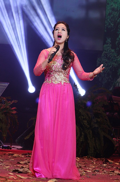 Phương Nga cất tiếng ca Cây lúa Hàm Rồng