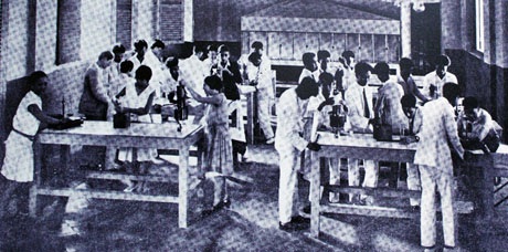 Triển lãm toàn cảnh giáo dục Việt Nam thế kỉ 19-20 - 7 Buổi học thực hành vật lý ở trường Chasseloup - Lauba.