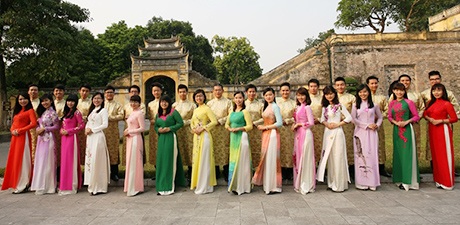 29 thanh niên Việt mang hình ảnh áo dài, nón lá ra quốc tế
