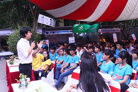 “Giáo sư Xoay”: Giới trẻ nghiện mạng xã hội vì... sợ bị bỏ rơi - 1 GS Xoay Đinh Tiến Dũng trò chuyện với các bạn sinh viên tại KTX Mễ Trì