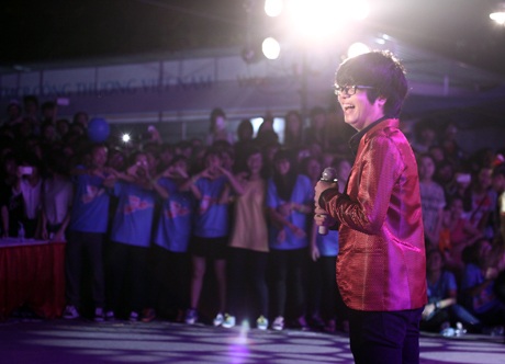 Bùi Anh Tuấn thân thiện gửi đến các sinh viên tại Hà Nội những ca khúc quen thuộc: