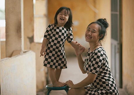 Bộ ảnh xúc động về người mẹ đơn thân và cô con gái nhỏ - 11 M.C