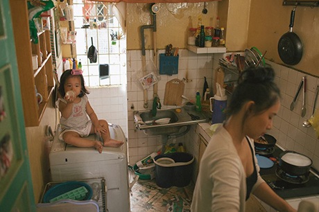 Bộ ảnh xúc động về người mẹ đơn thân và cô con gái nhỏ - 12 M.C
