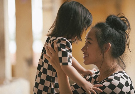 Bộ ảnh xúc động về người mẹ đơn thân và cô con gái nhỏ - 5 M.C