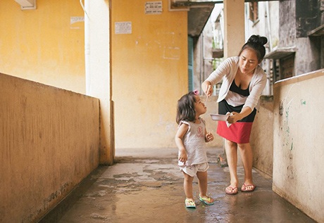 Bộ ảnh xúc động về người mẹ đơn thân và cô con gái nhỏ - 7 M.C