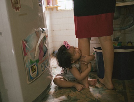 Bộ ảnh xúc động về người mẹ đơn thân và cô con gái nhỏ - 8 M.C