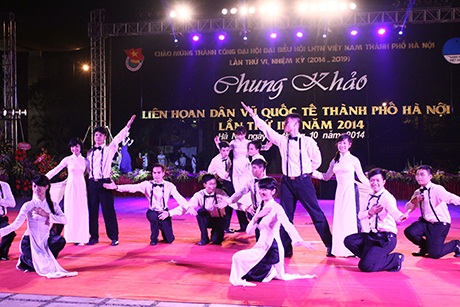 SV HV Cảnh sát nhân dân nhảy múa trên nền nhạc ca khúc viết về Thủ đô