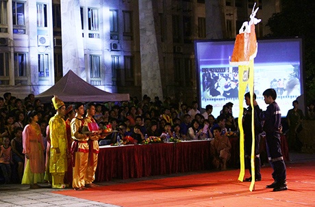 Màn biểu diễn của ĐH PCCC mở màn khi vua và hoàng hậu đi chùa quốc thái dân an