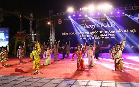 Hoàng tộc và nhân dân đồng lòng cầu mong mùa màng bội thu