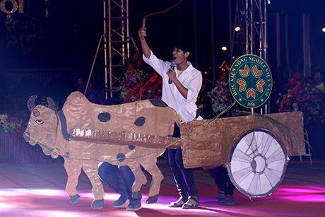 Đội Học viện Nông nghiệp có màn chào hỏi đậm chất nhà nông