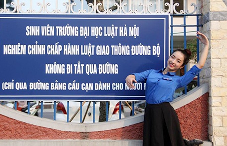 Bộ ảnh nữ sinh Luật xinh đẹp thả hồn theo điệu múa - 3 Chất ĐH Luật được thể hiện ngay ở cổng trường