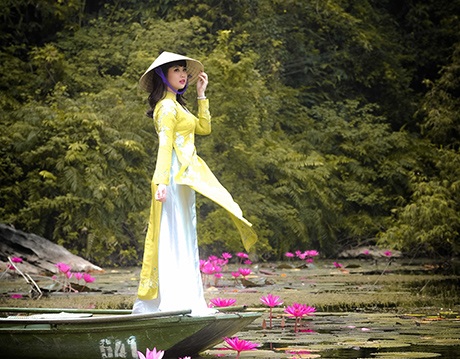 Nữ sinh Phương Đông thả hồn giữa sông nước Tràng An