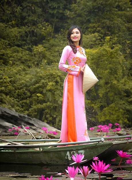 Nữ sinh Phương Đông thả hồn giữa sông nước Tràng An