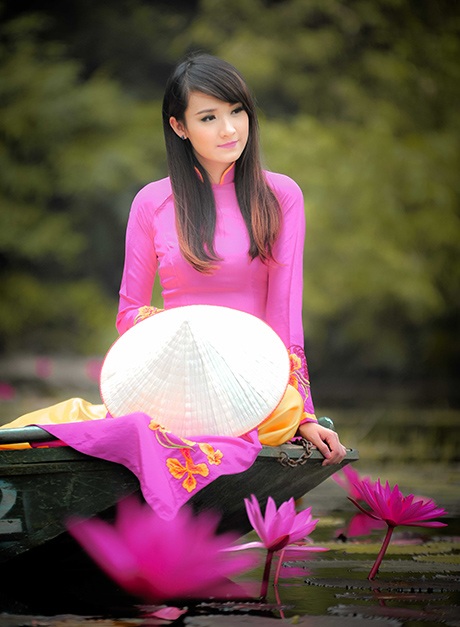 Nữ sinh Phương Đông thả hồn giữa sông nước Tràng An