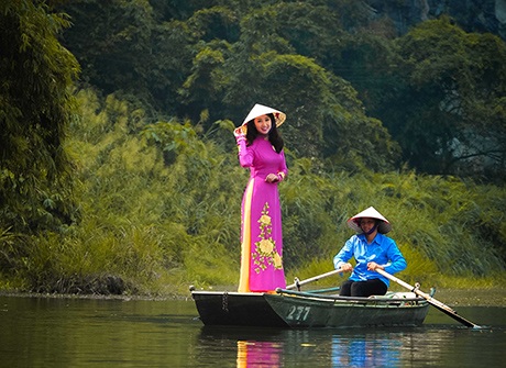 Nữ sinh Phương Đông thả hồn giữa sông nước Tràng An
