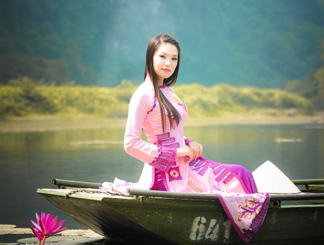 Nữ sinh Phương Đông thả hồn giữa sông nước Tràng An