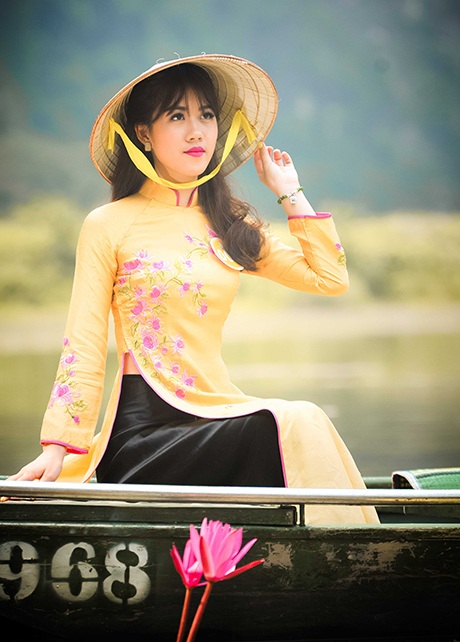 Nữ sinh Phương Đông thả hồn giữa sông nước Tràng An