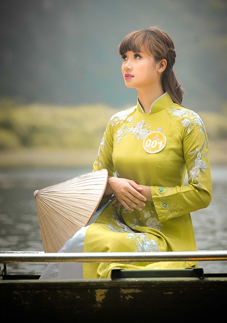 Nữ sinh Phương Đông thả hồn giữa sông nước Tràng An