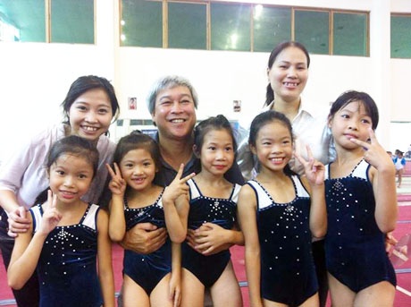 Ngân Thương cùng thầy, cô Đỗ Thùy Giang và các học sinh của mình.