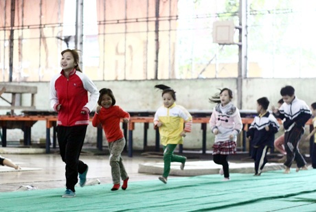 Cô giáo Ngân Thương khen các bé rất ngoan