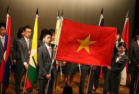 Cùng đoàn thanh niên VN trên hành trình tàu Đông Nam Á và Nhật Bản - 3 Chào cờ tại Dolphin hall