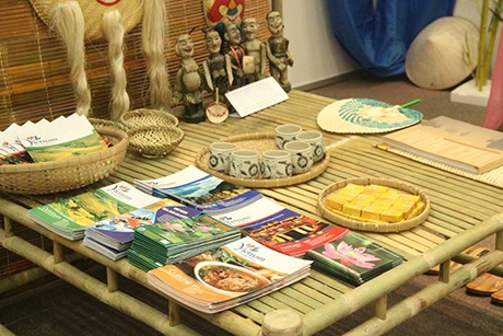 Cùng đoàn thanh niên VN trên hành trình tàu Đông Nam Á và Nhật Bản - 12 Những vật dụng đặc trưng của Việt Nam kèm theo các bản giới thiệu ngắn về du lịch, văn hóa Việt