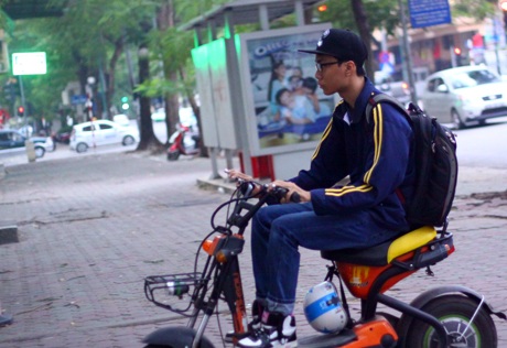 Hình ảnh ghi lại trước cổng trường THPT Việt Đức buổi sáng nay